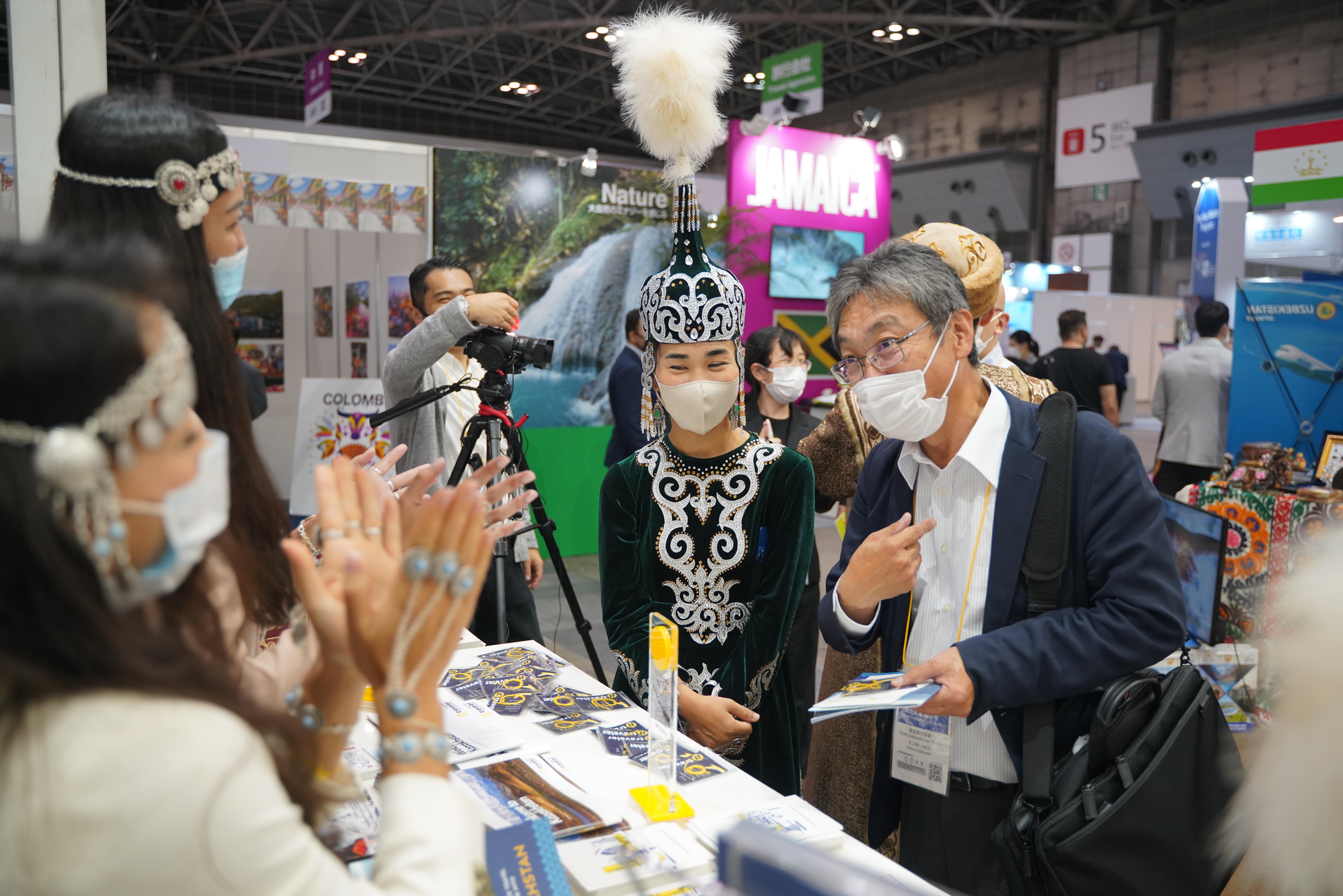 Туроператоры в национальной одежде представили Казахстан в Японии